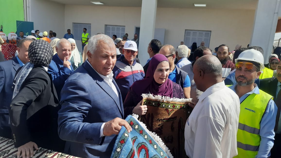 وزيرة التضامن الاجتماعي تتفقد معرض حرف تراث الوادي الجديد بالفرافرة