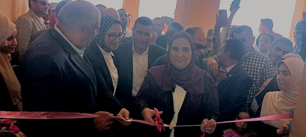 وزيرة التضامن الاجتماعي ومحافظ الوادي الجديد يفتتحان مركز تنمية الأسرة والطفولة بقرية عثمان بن عفان