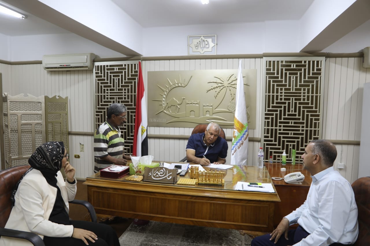 محافظ الوادي الجديد يلتقي مواطني الداخلة