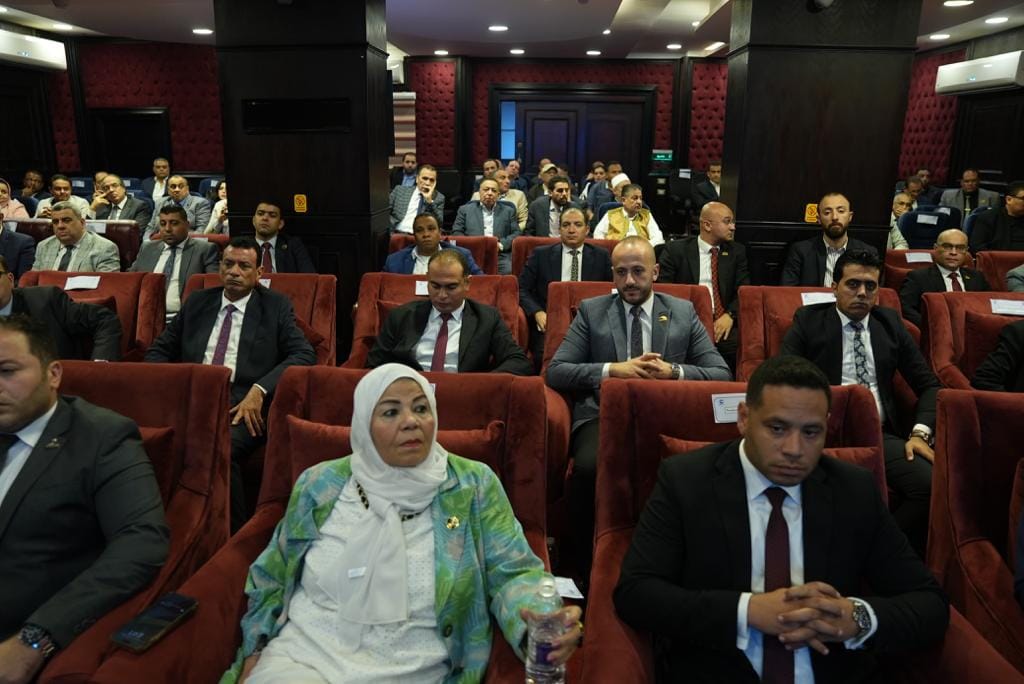 اجتماعًا مع أمناء المحافظات لدعم الرئيس السيسي (5)