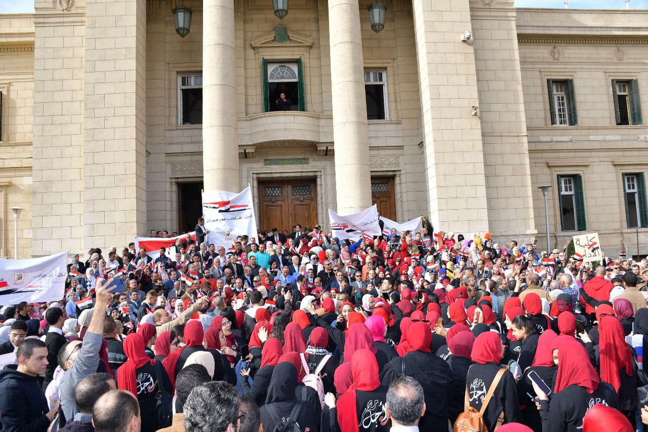 الآلاف من شباب جامعة القاهرة يهتفون لمصر ويؤكدون أهمية المشاركة في الانتخابات (صور)