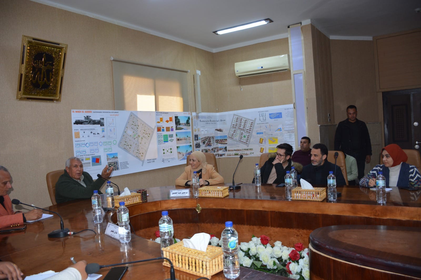 محافظ الوادي الجديد يناقش مشروعات هندسة اكتوبر للمنازل الخضراء