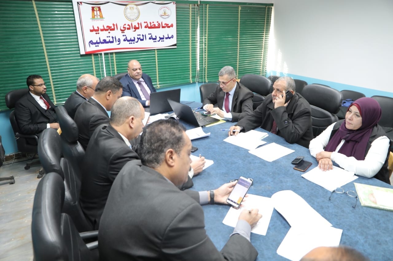 موجهو العموم ومديري الإدارات بغرفة غمليات تعليم الوادي الجديد
