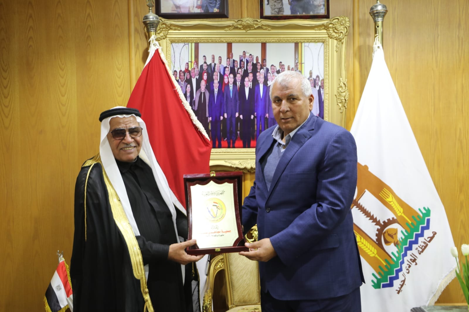 محافظ الوادي الجديد يكرم الشيخ عبدالله جهامة مستشار مجلس القبائل والعائلات المصرية
