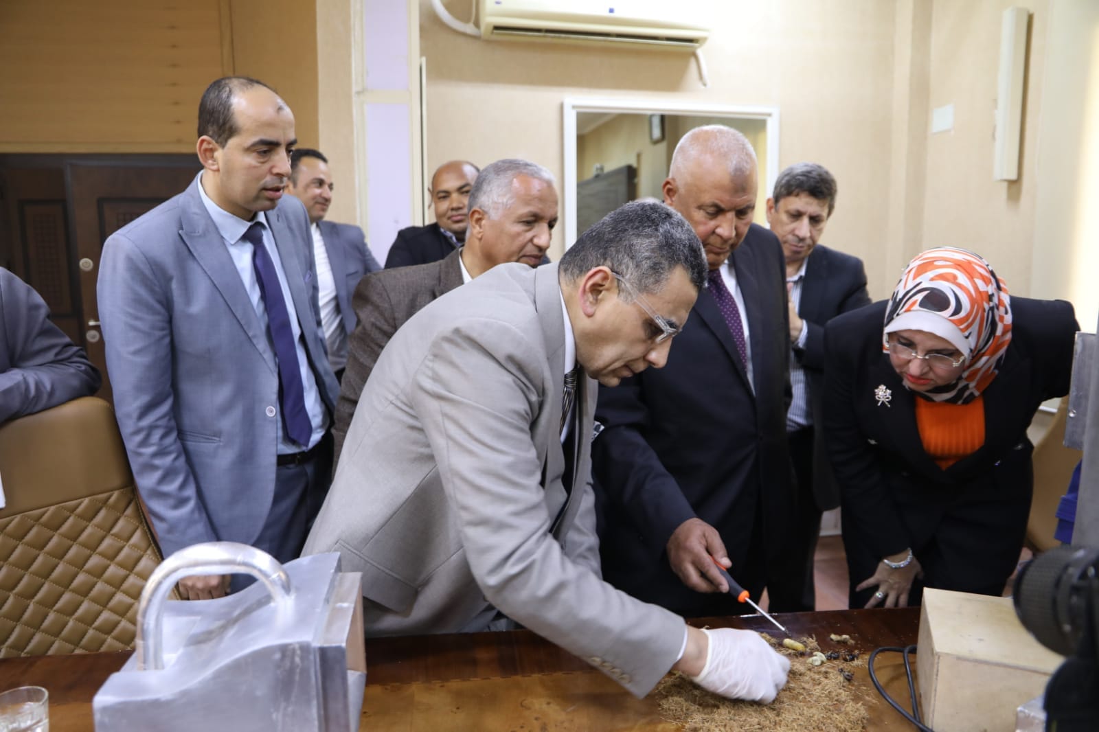 وفد معهد بحوث الألكترونيات يجرب جهاز لمقاومة ايدز النخيل