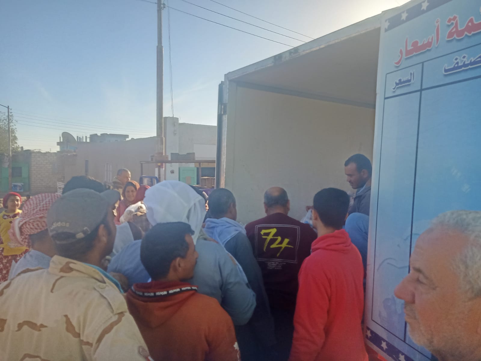 منفذ سلع مخفضة بقرية صنعاء بمركز الخارجة