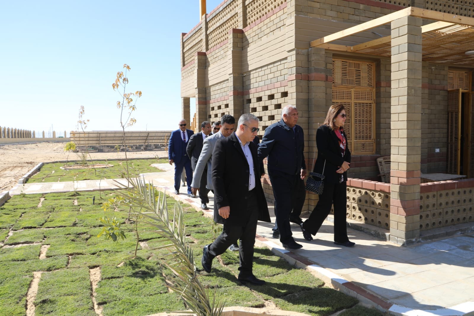 جولة تفقدية لوزيرة التخطيط بمشروع المنازل البيئية في الخارجة