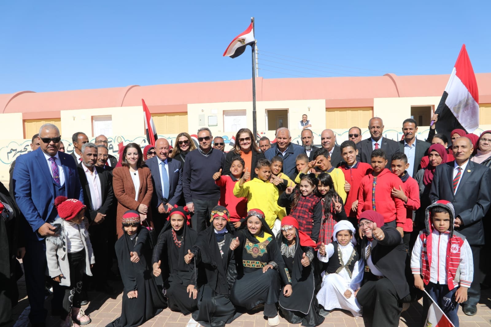 صورة تذكارية بين وزيرة التخطيط ومنتفعي مشروع بشائر الخير بالوادي الجديد