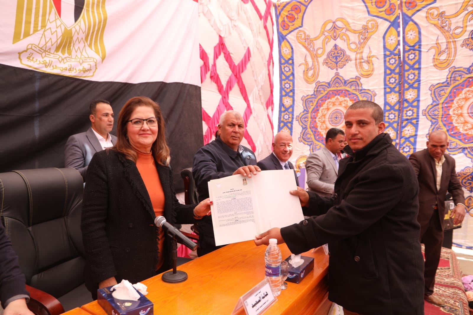 وزيرة التخطيط تسلم عقود منازل قرى التوطين بشار الخير بالوادي الجديد