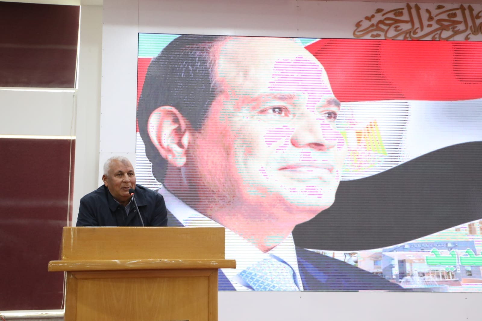 اللواء محمد الزملوط محافظ الوادي الجديد في لقاء مع موظفي العاصمة الإدارية