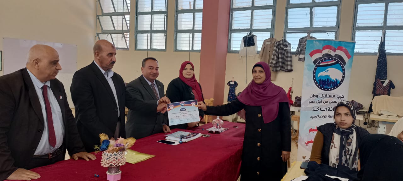 تسليم شهادة دورسة عن الحرف اليدوية بالداخلة