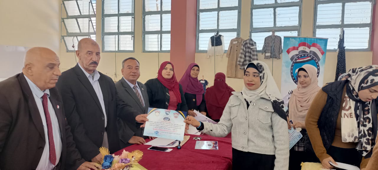 جانب من ختام دورة تدريبية للفتيات بمركز الداخلة