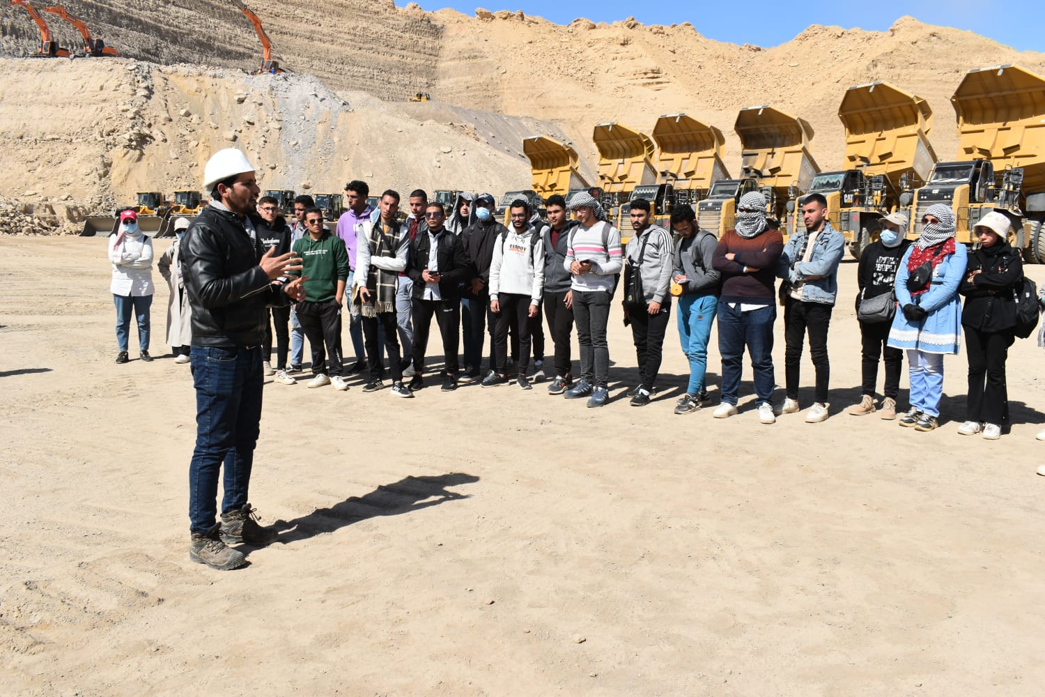 جانب من تدريب طلبة علوم الأرض بهضبة ابو طرطور بالوادي الجديد