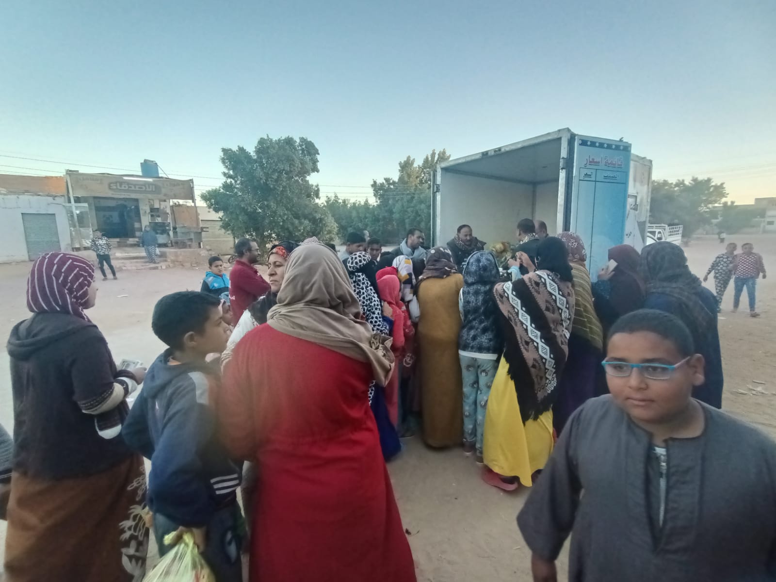 أمانة حزب مستقبل وطن بالخارجة تطرح سلع مخفضة