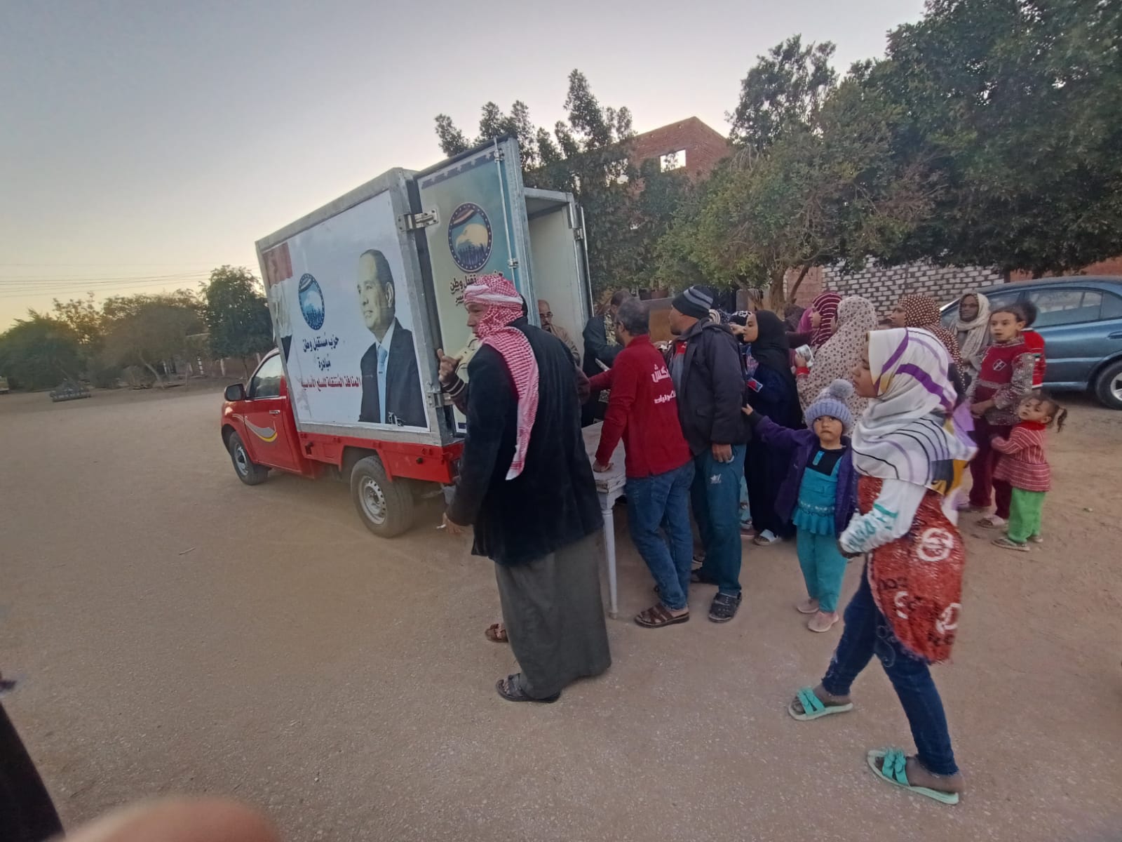 مستقبل وطن يطرح سلع مخفضة بقرى الخارجة