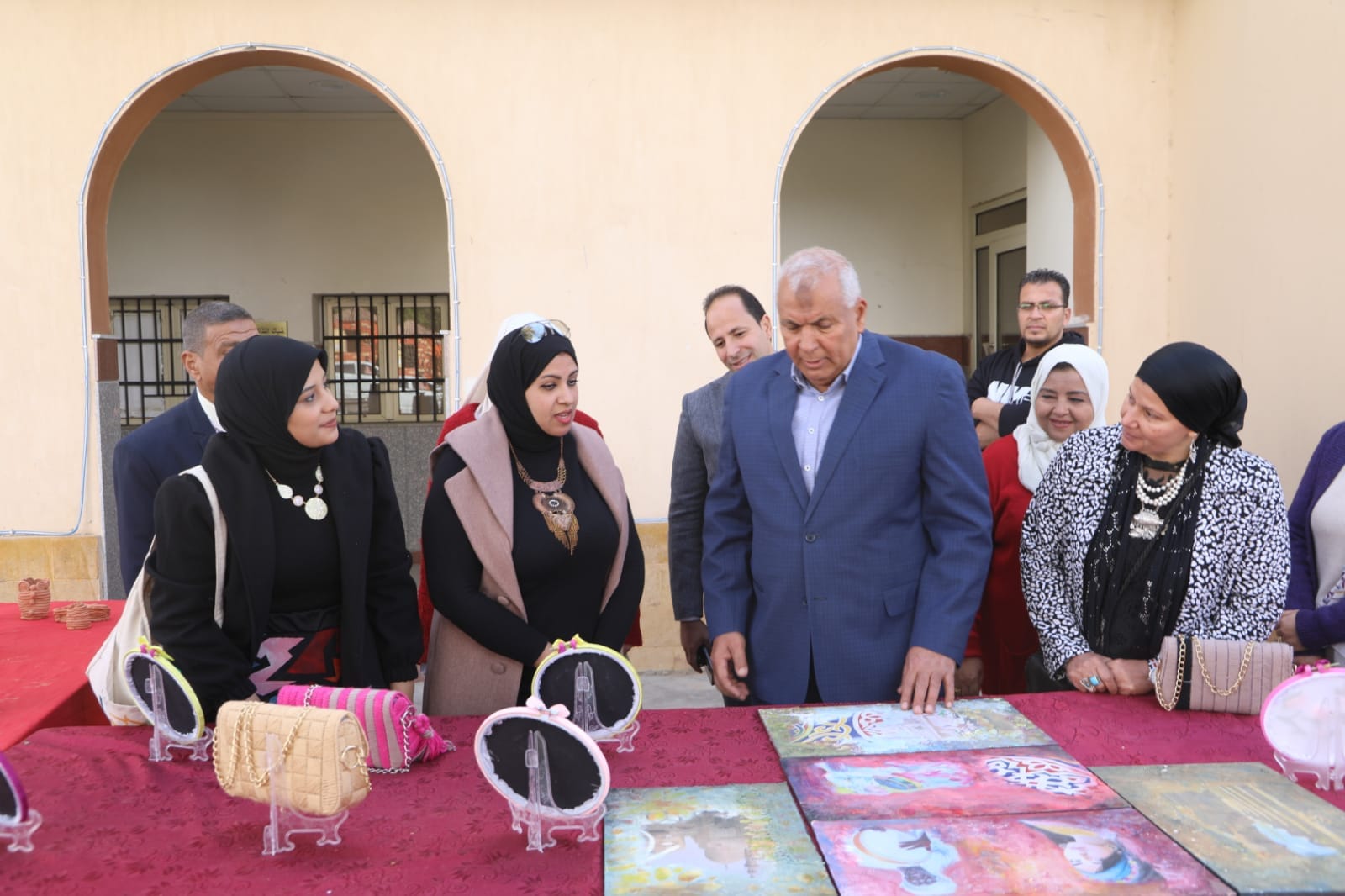 محافظ الوادي الجديد يتفقد منتجات برنامج أهل مصر