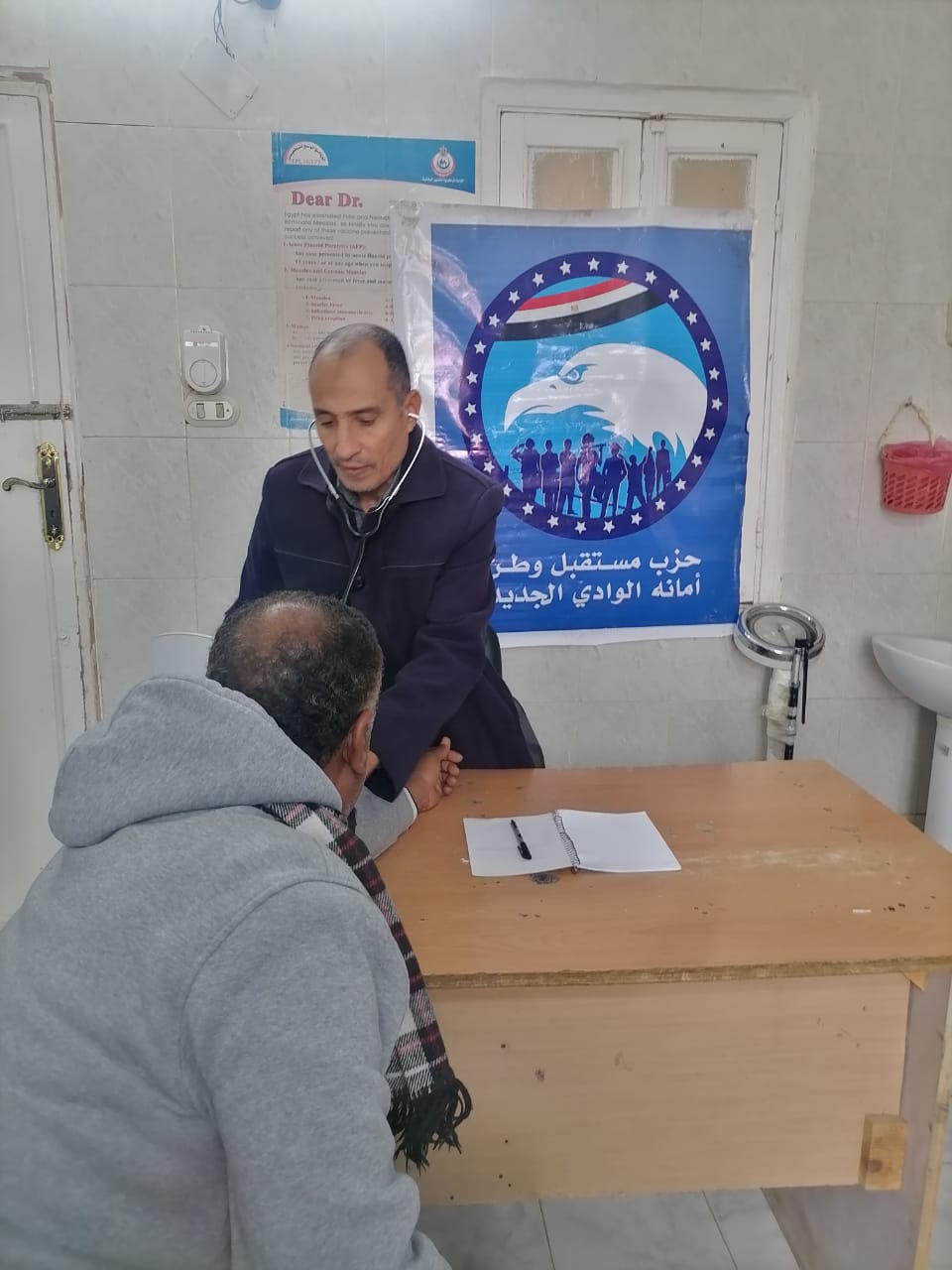 دكتور مؤمن معاذ عضو مجلس الشيوخ في قافلة طبية بالخارجة