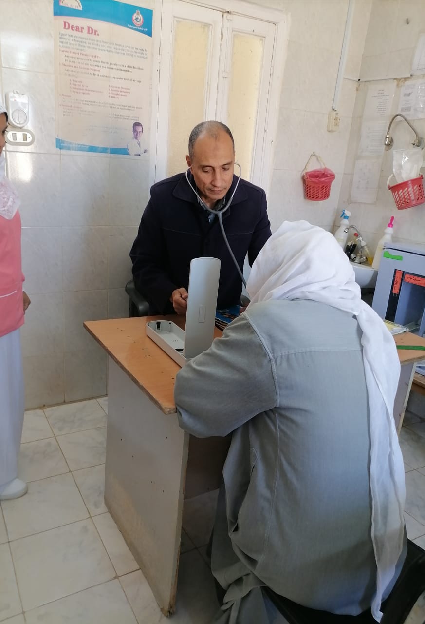 قافلة طبية بقرية المنيرة بالخارجة