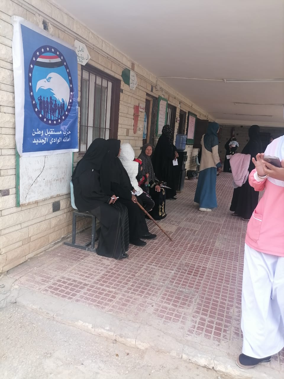 كشف ودواء بالمجان ..في قافلة طبية لقرية المنيرة في الوادي الجديد