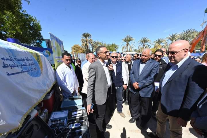 وزير الإسكان يتفقد معدات مياه الشرب بمركز الخارجة