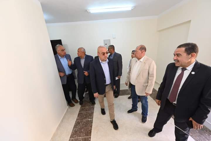 وزير الإسكان يتفقد مشروع درة الوادي غرب الخارجة