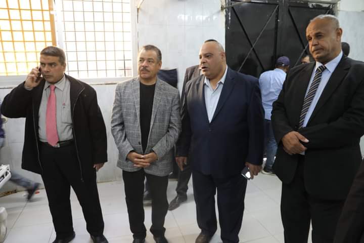 رئيس جامعة الوادي يزور مصابي حادث السيرك بالخارجة
