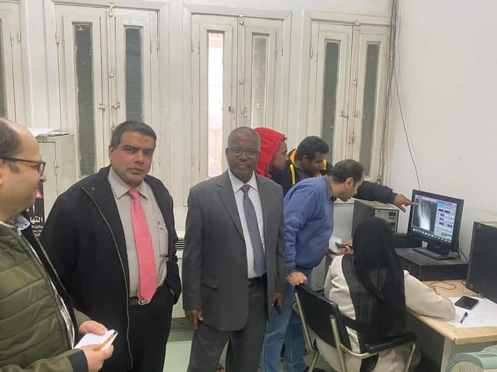 عميد كلية طب الوادي الجديد يتابع حالة التلميذ المصاب بكسر في حادث السيرك