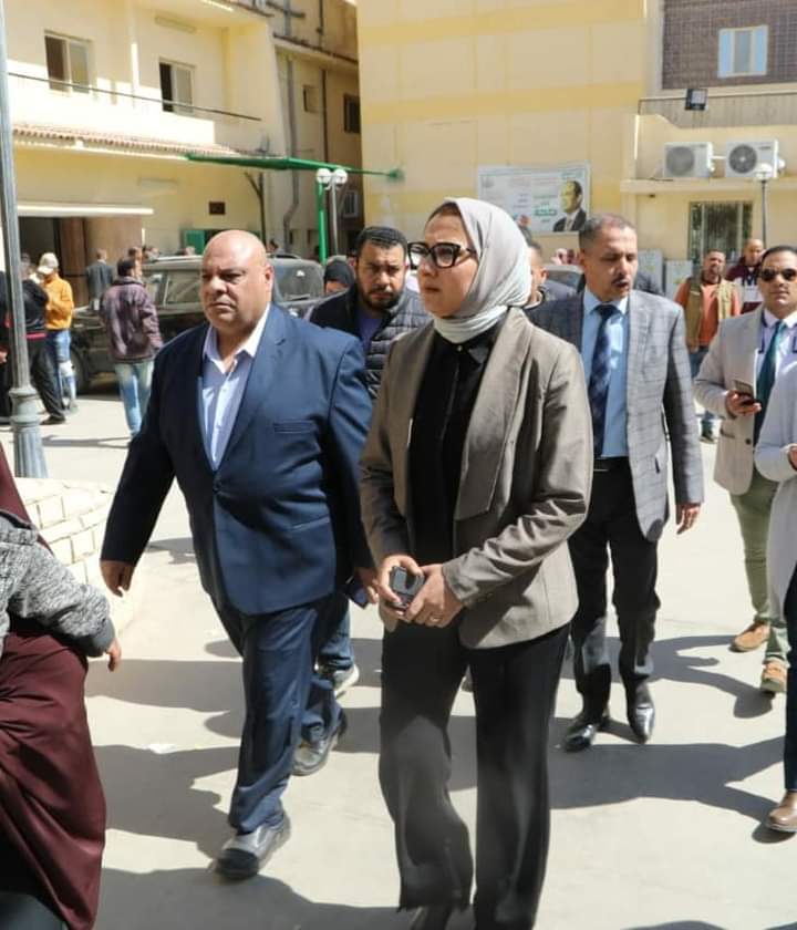 نائبة محافظ الوادي الجديد تزور التلاميذ بمستشفى الخارجة