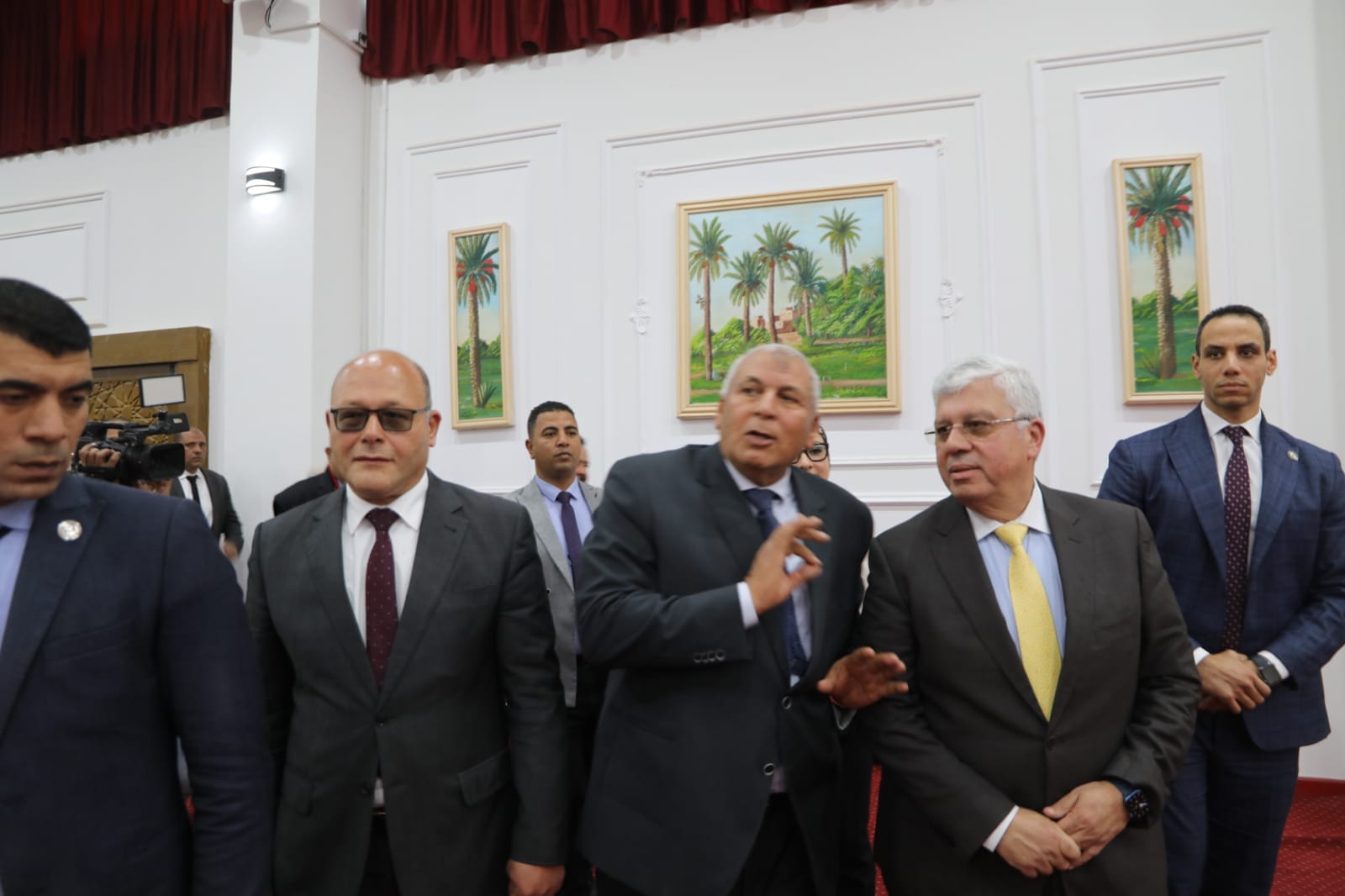 وزير التعليم العالي يتفقد مجمع المصالح الممكين بالخارجة