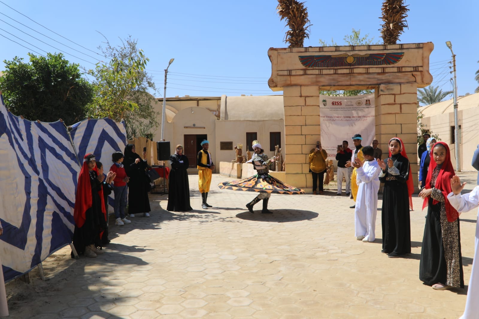 عروض فلكورية خلال افتتاح مركز حرف تراثية بالخارجة