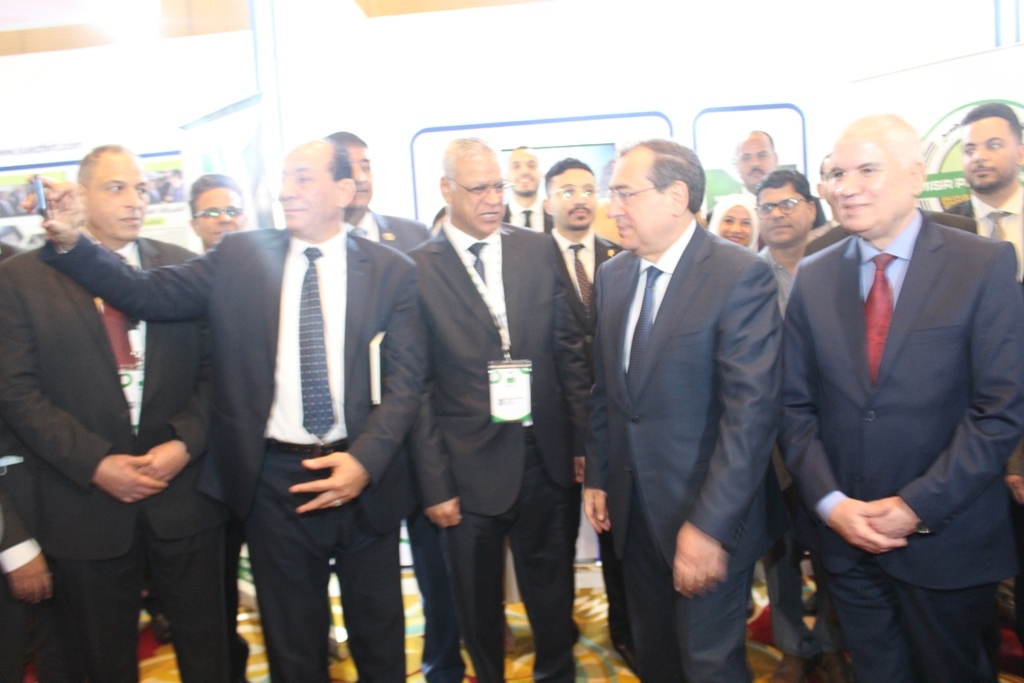 وزير البترول يتفقد جناح فوسفات مصر بمؤتم السماد (4)