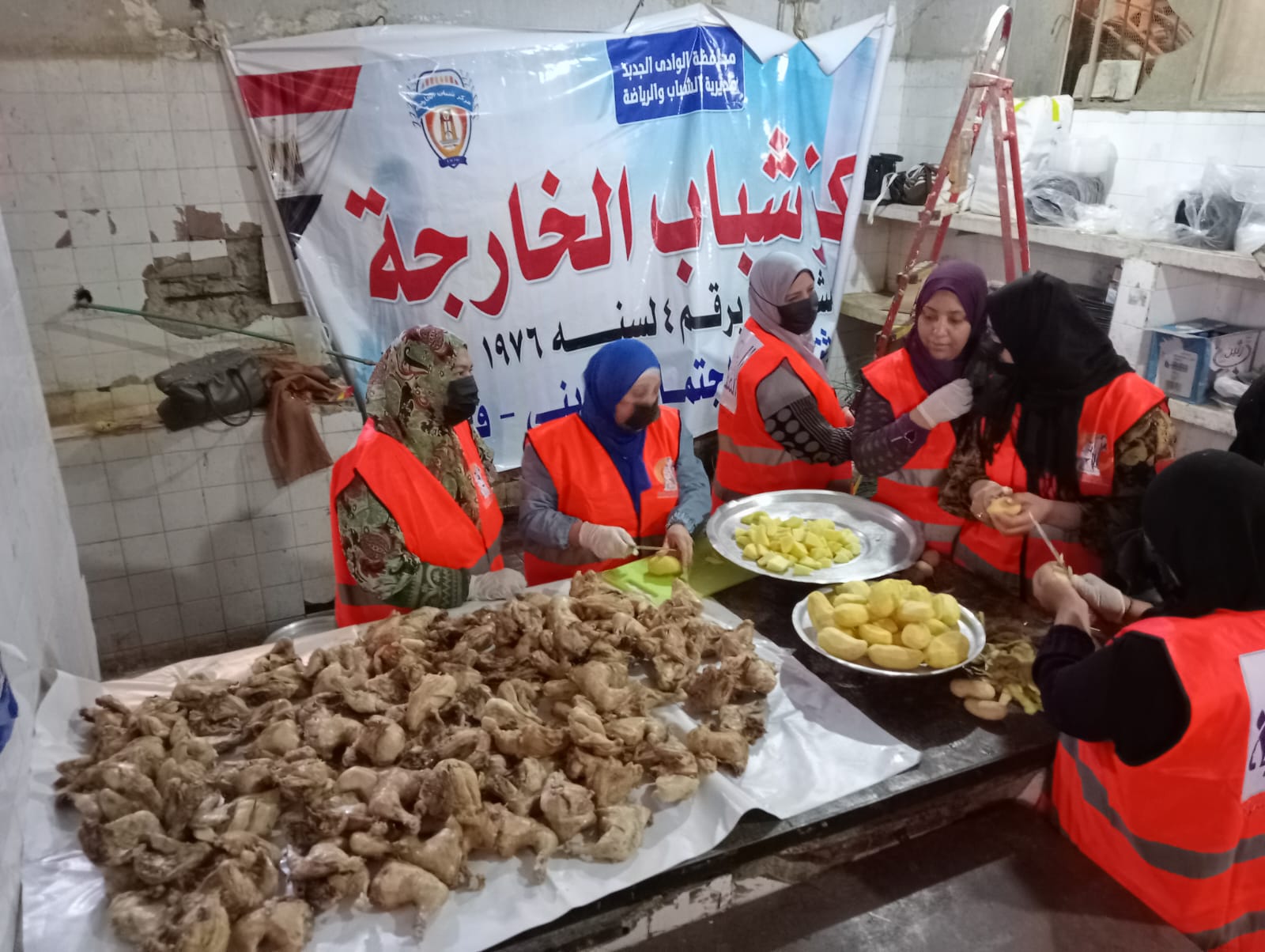 تجهيز وجبات للأكثر احتياجا بمطبخ المصرية بالخارجة
