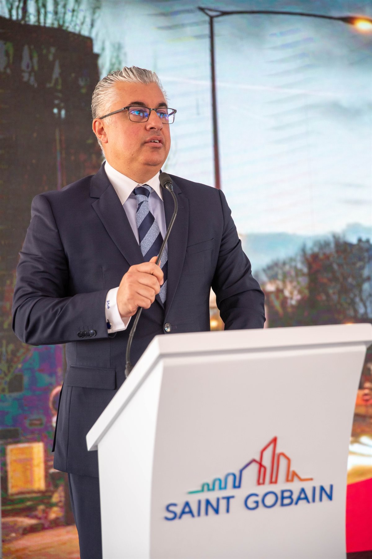 وضع حجر الأساس لمصنع الزجاج ومحطة طاقة شمسية