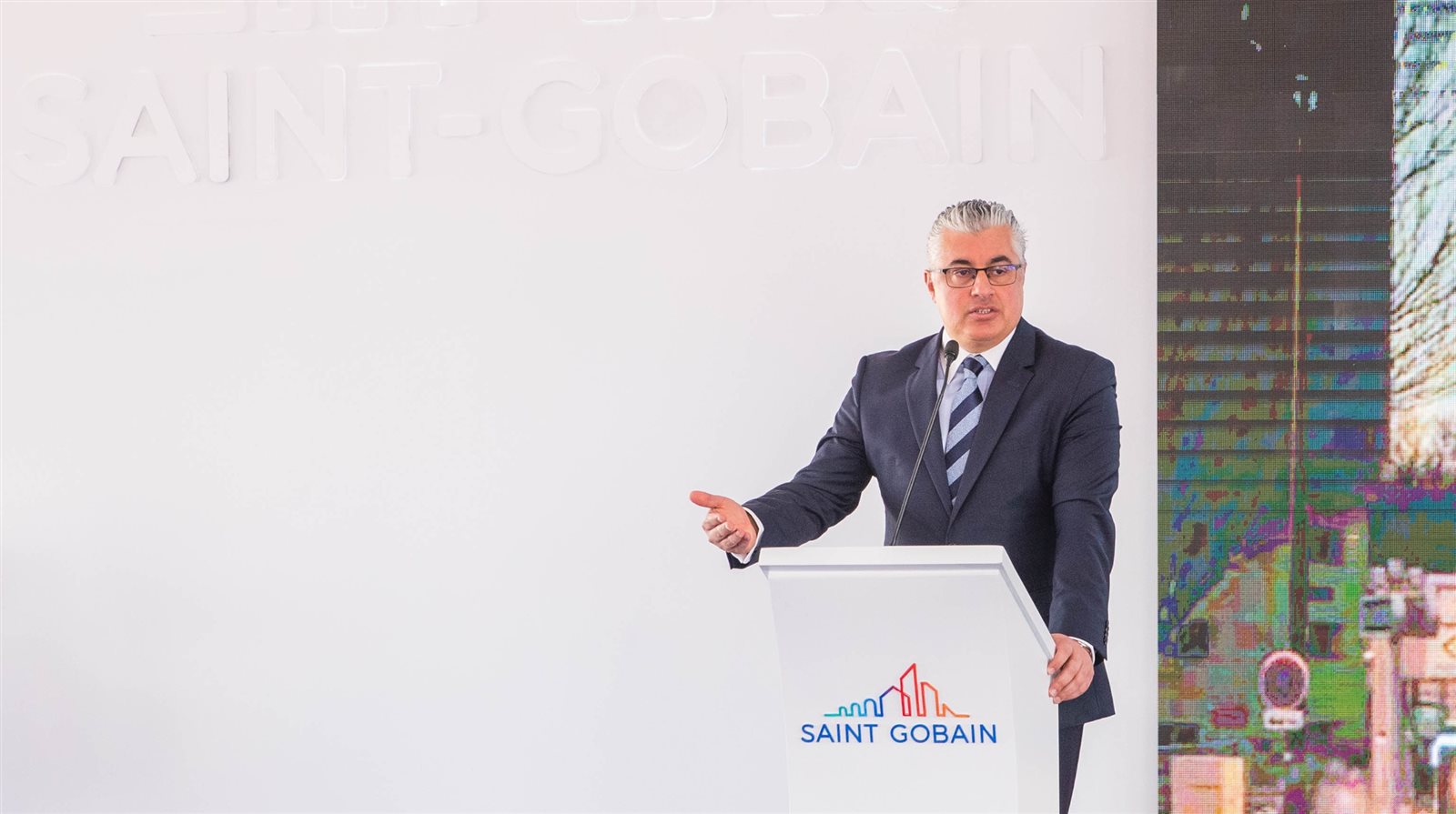 وضع حجر الأساس لمصنع الزجاج ومحطة طاقة شمسية