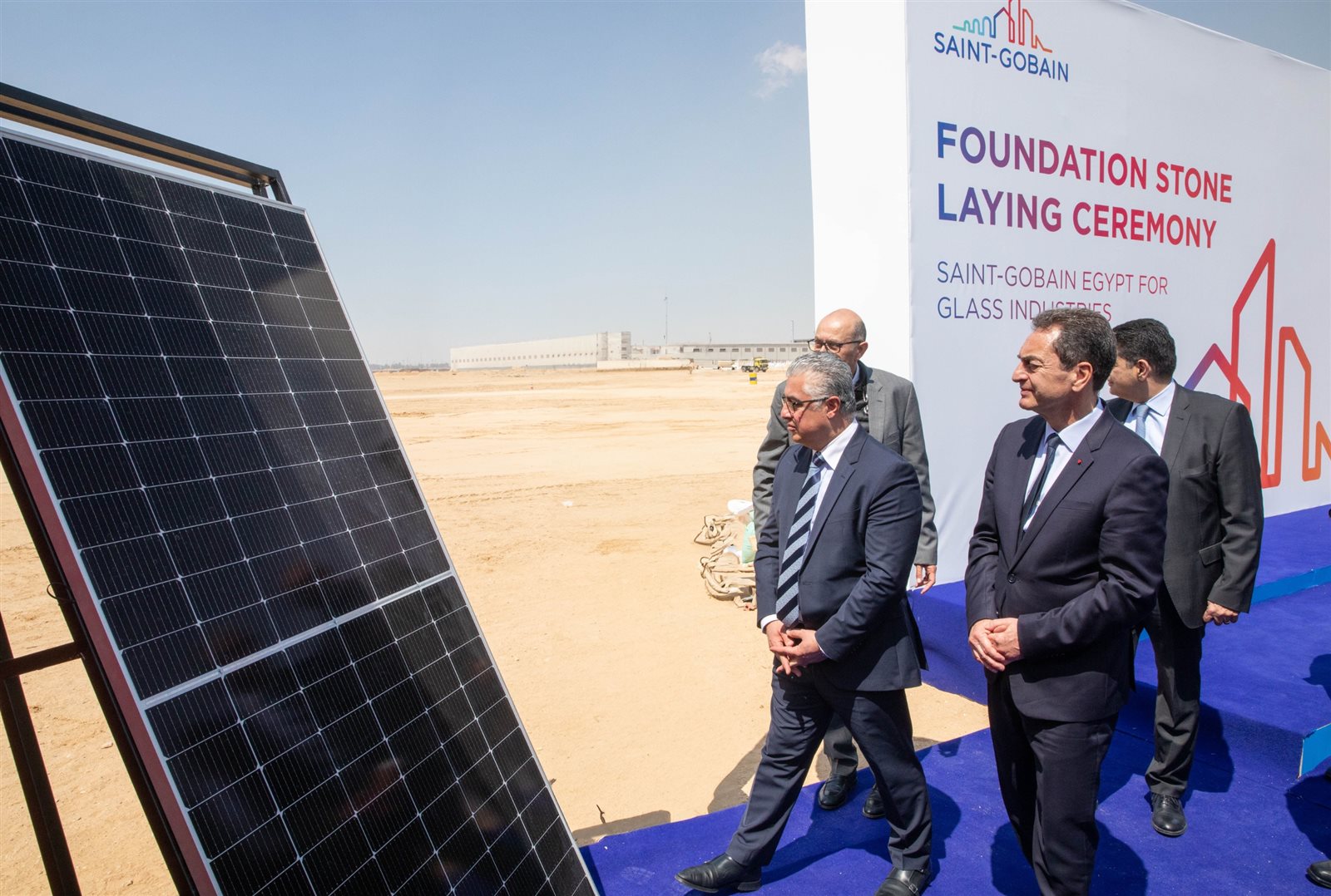 وضع حجر الأساس لمصنع الزجاج ومحطة طاقة شمسية