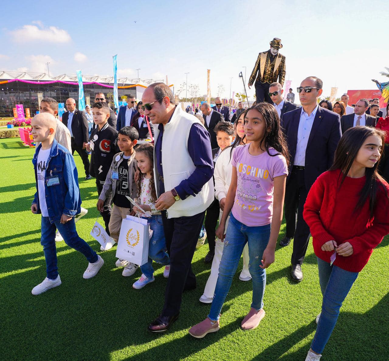 الرئيس عبد الفتاح السيسى يشارك أبناء الشهداء الاحتفال بعيد الفطر