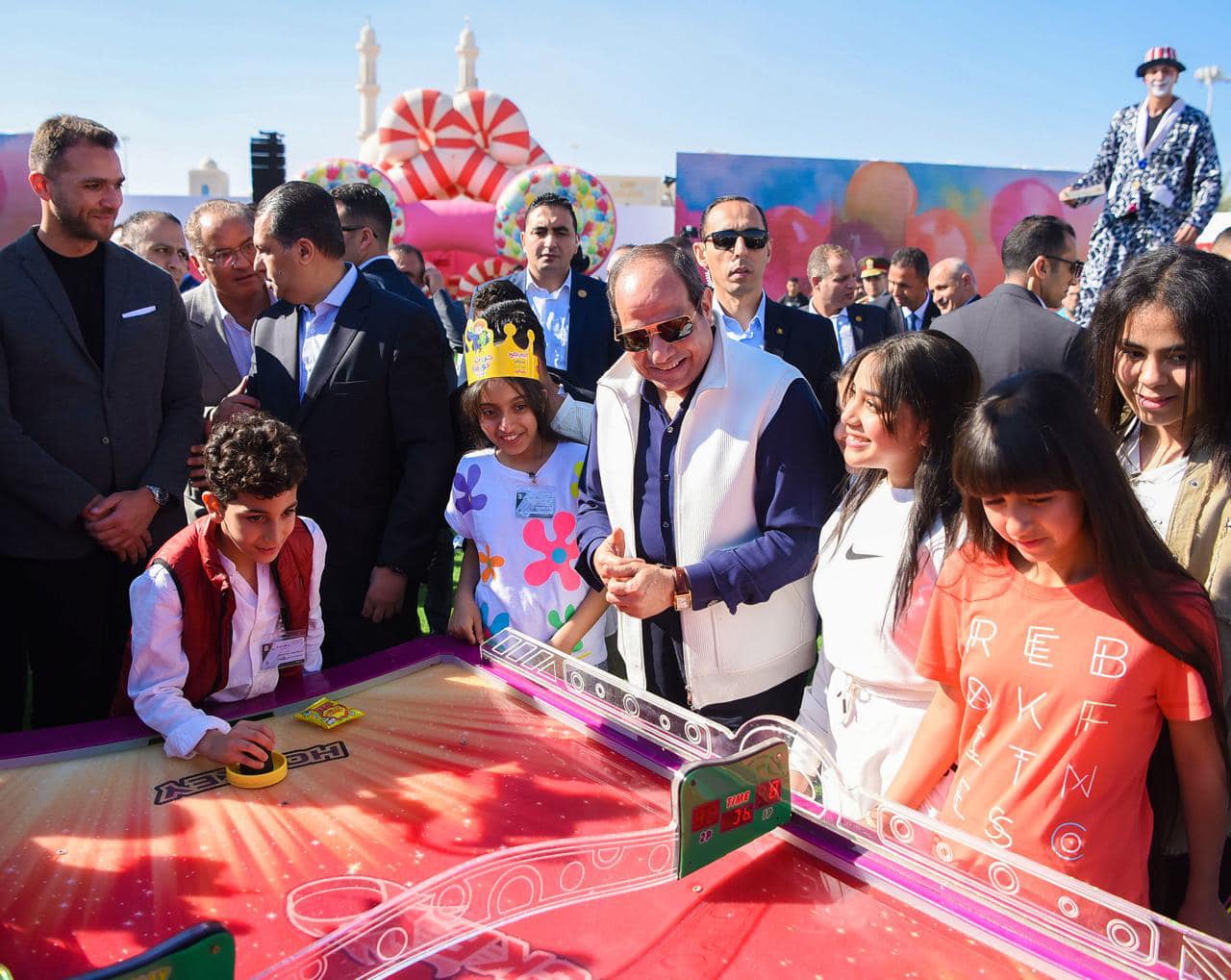 الرئيس عبد الفتاح السيسى يشارك أبناء الشهداء الاحتفال بعيد الفطر