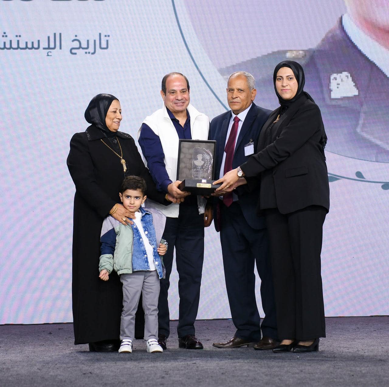 الرئيس عبد الفتاح السيسى يكرم عدداً من أسر الشهداء بمناسبة عيد الفطر المبارك