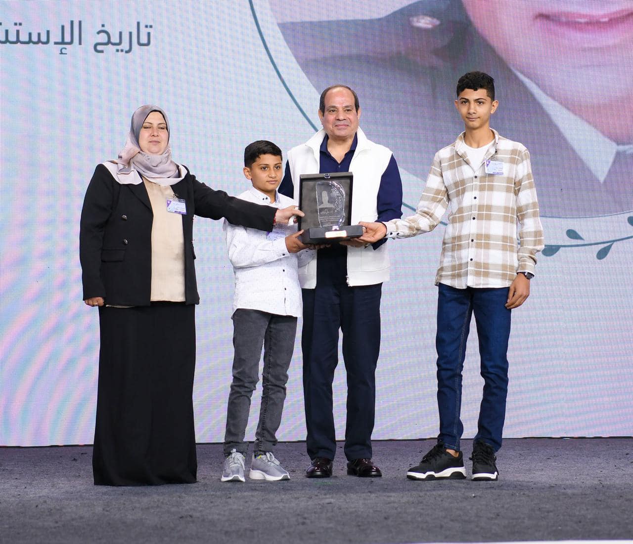 الرئيس عبد الفتاح السيسى يكرم عدداً من أسر الشهداء بمناسبة عيد الفطر المبارك