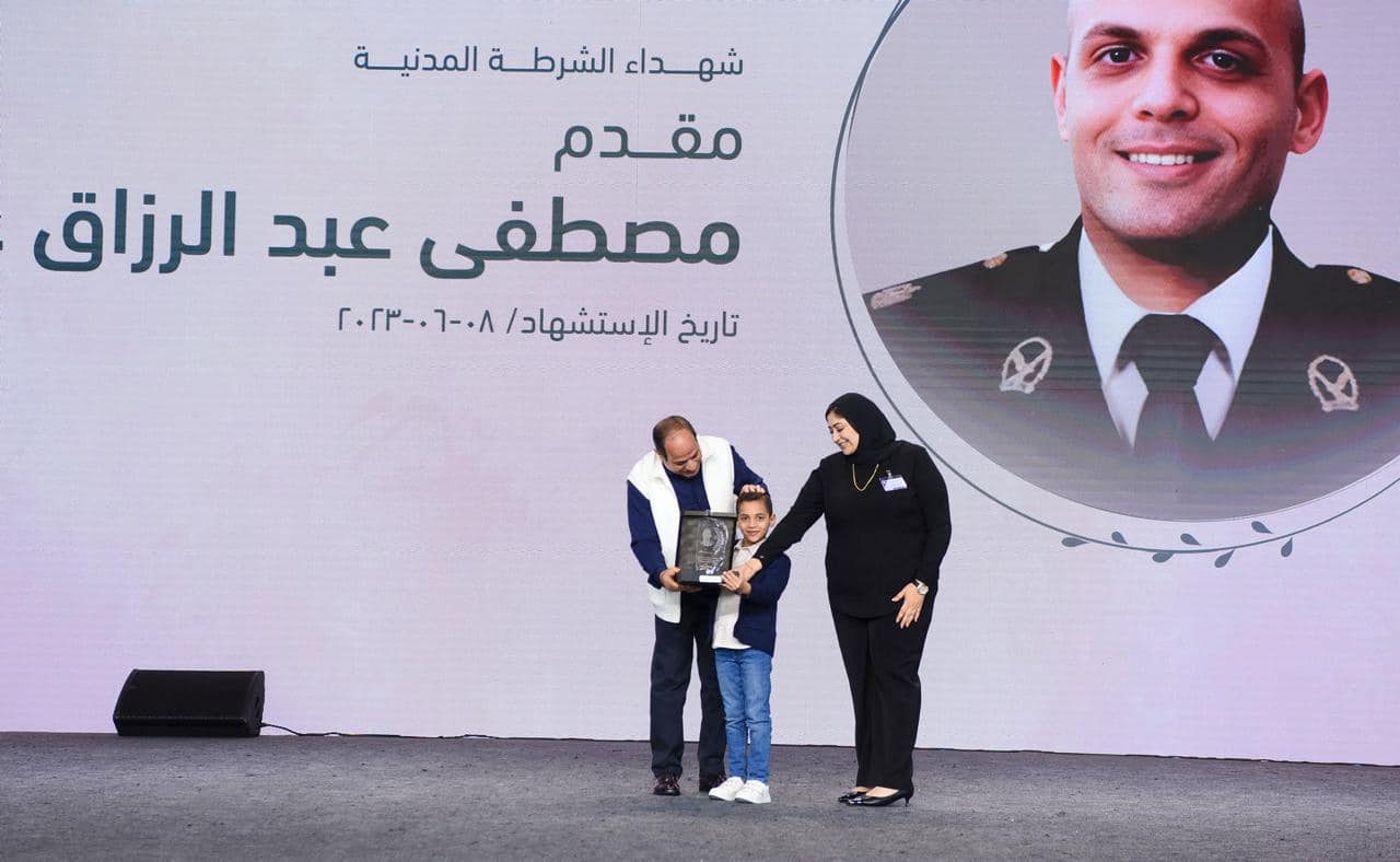 الرئيس عبد الفتاح السيسى يكرم عدداً من أسر الشهداء بمناسبة عيد الفطر المبارك