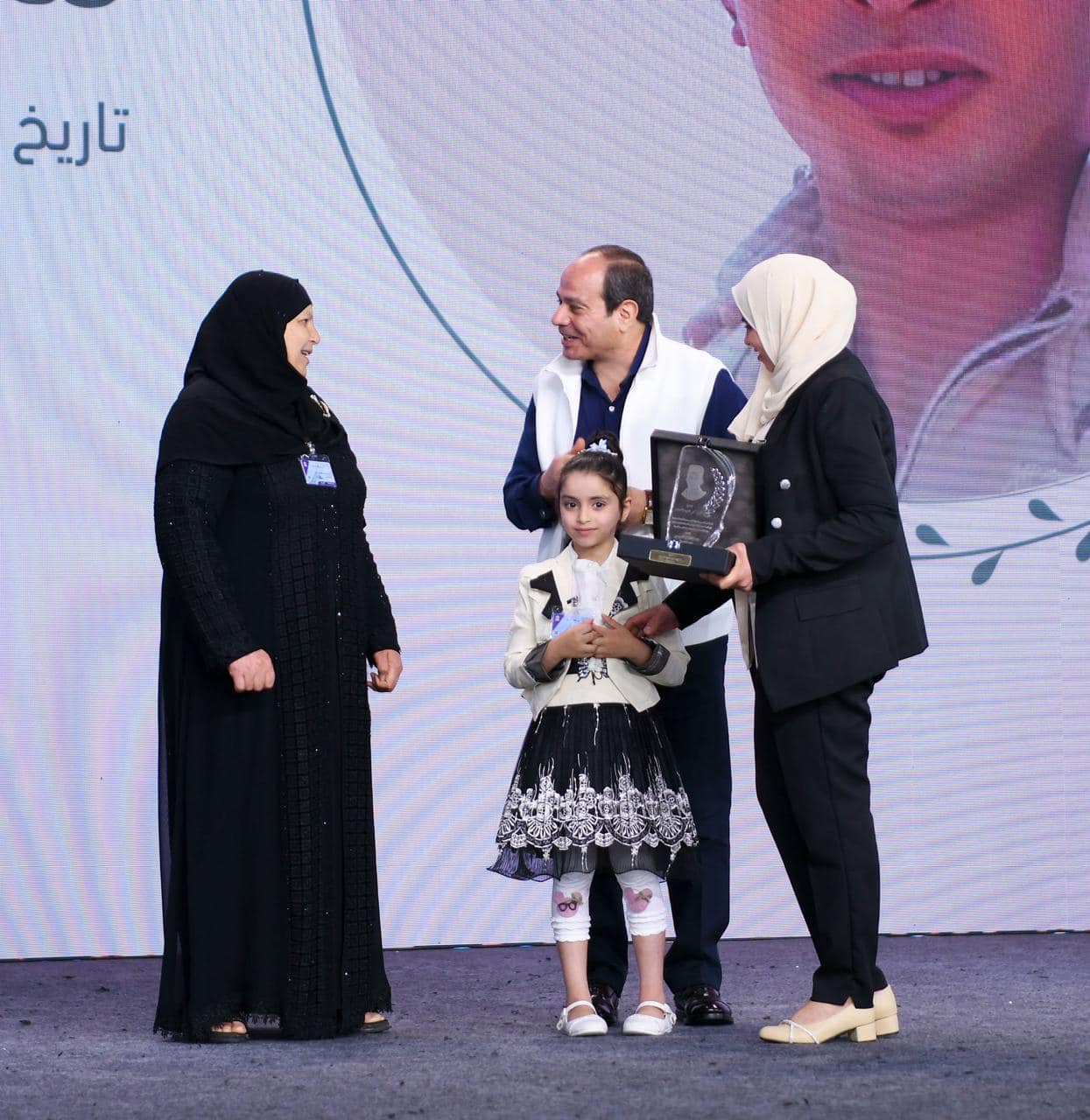 الرئيس عبد الفتاح السيسى يكرم عدداً من أسر الشهداء بمناسبة عيد الفطر المبارك