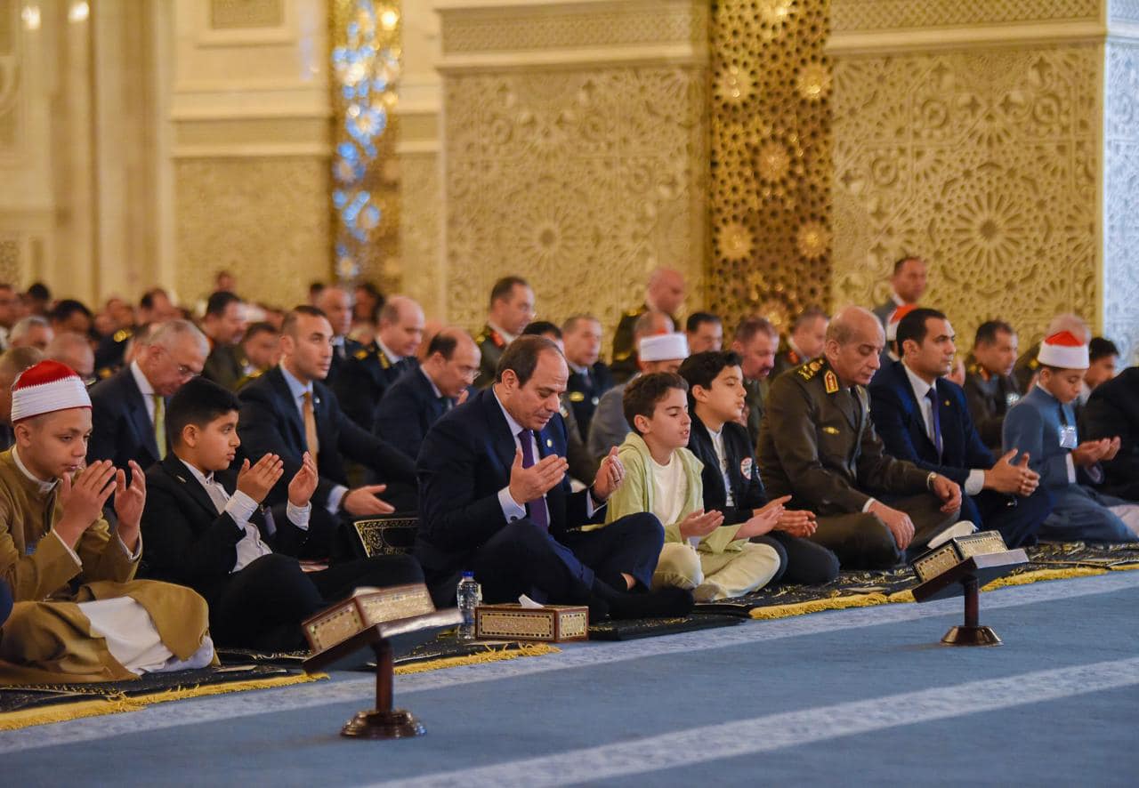 الرئيس عبد الفتاح السيسى يؤدى صلاة عيد الفطر المبارك