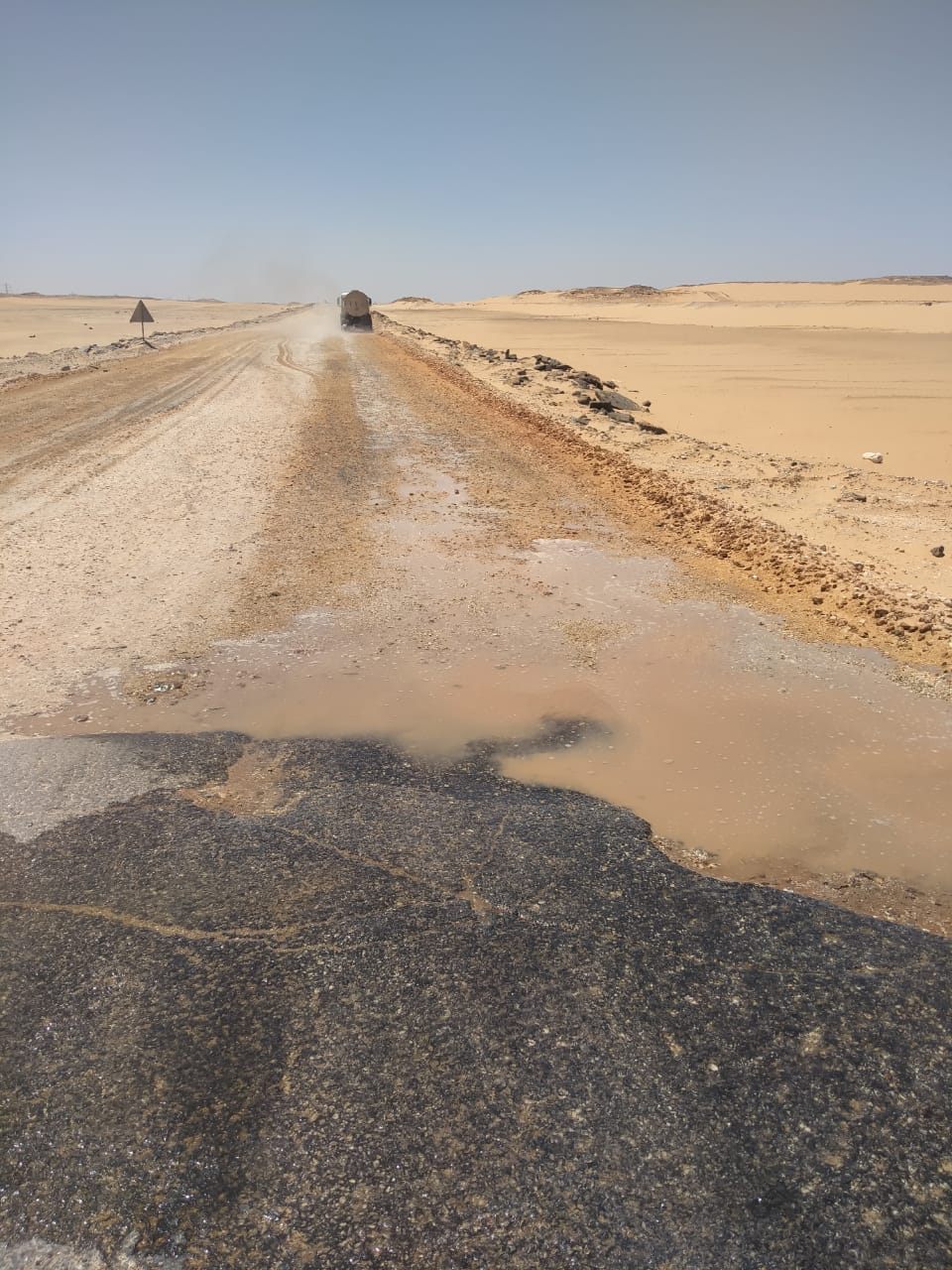 رفع كفاءة طريق الخارجة - الداخلة