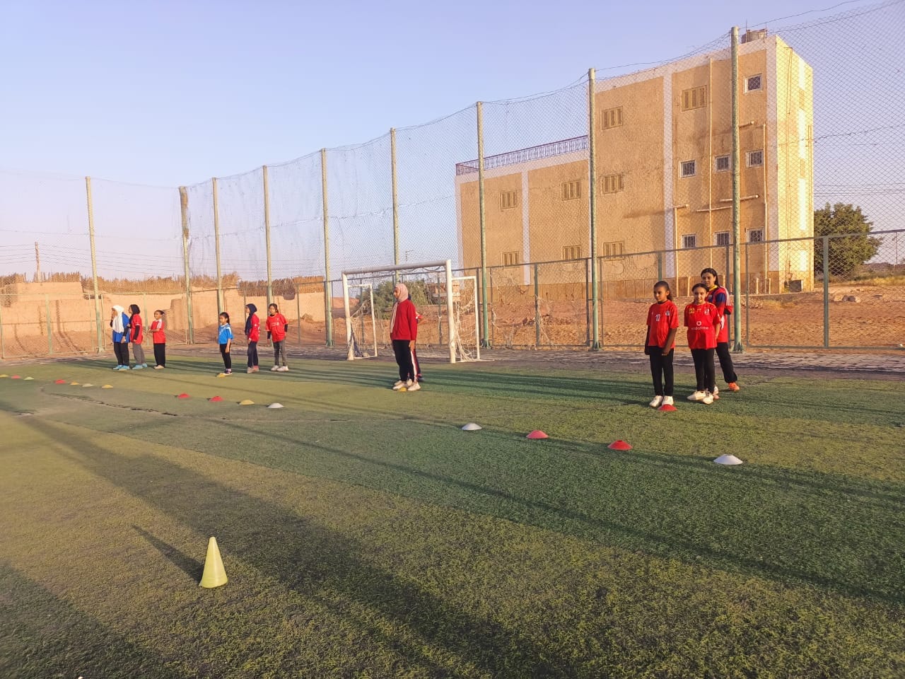 تدريب الفتيات على كرة القدم بالوادي الجديد