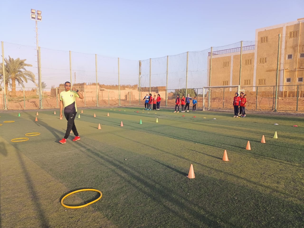 مدربون متخصصون في كرة لتدريب الفتيات بالوادي الجديد
