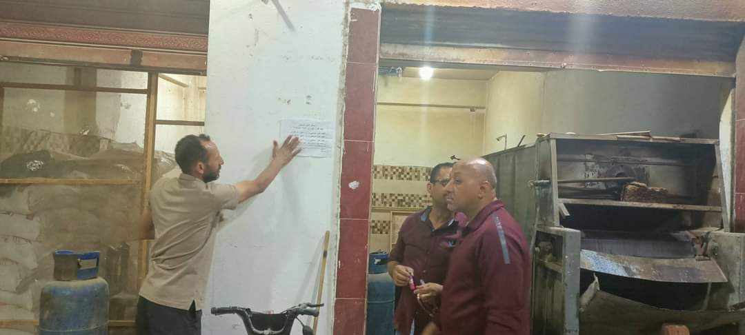 تعليق لافتات وملصقات عن سعر الخبز السياحي والفينو بمركاز الوادي الجديد