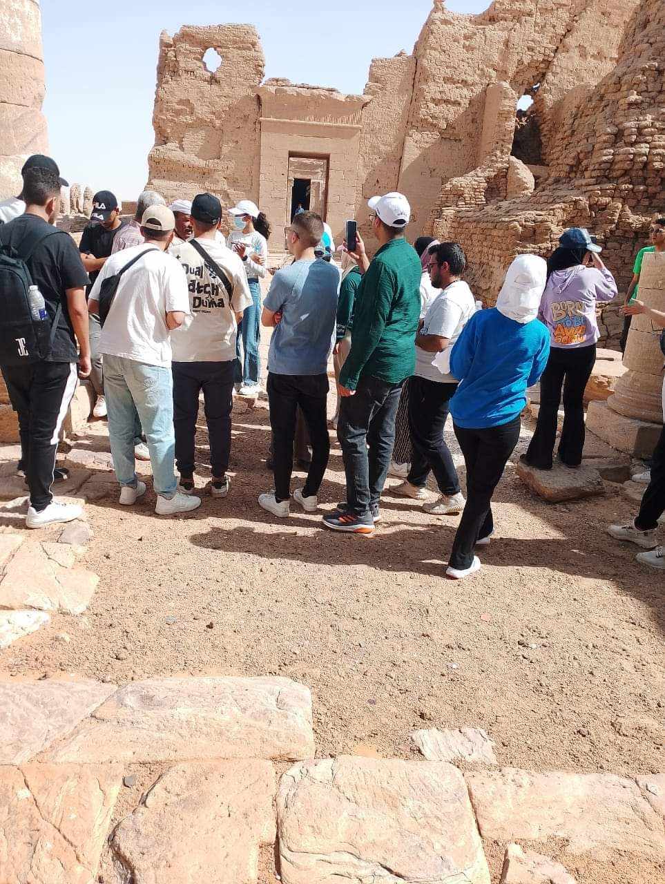 طلاب حلوان في معبد دوش بمركز باريس