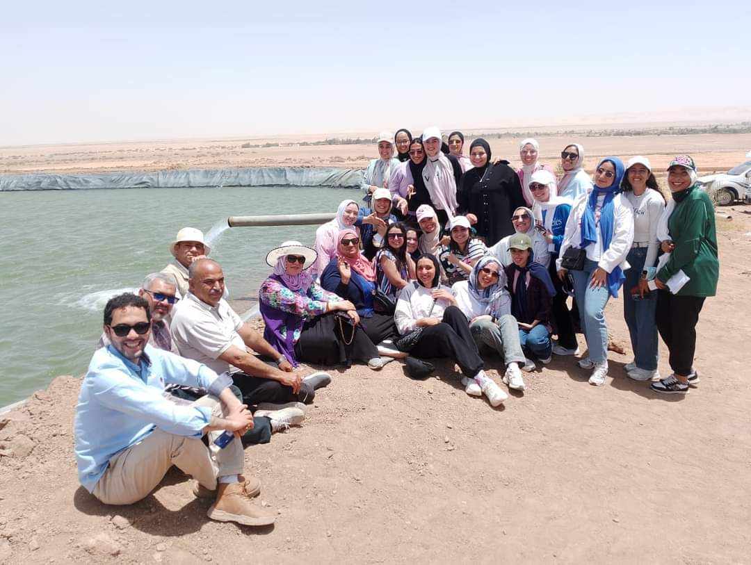 طلبة آدابح لوان في زيارة لوحة باريس