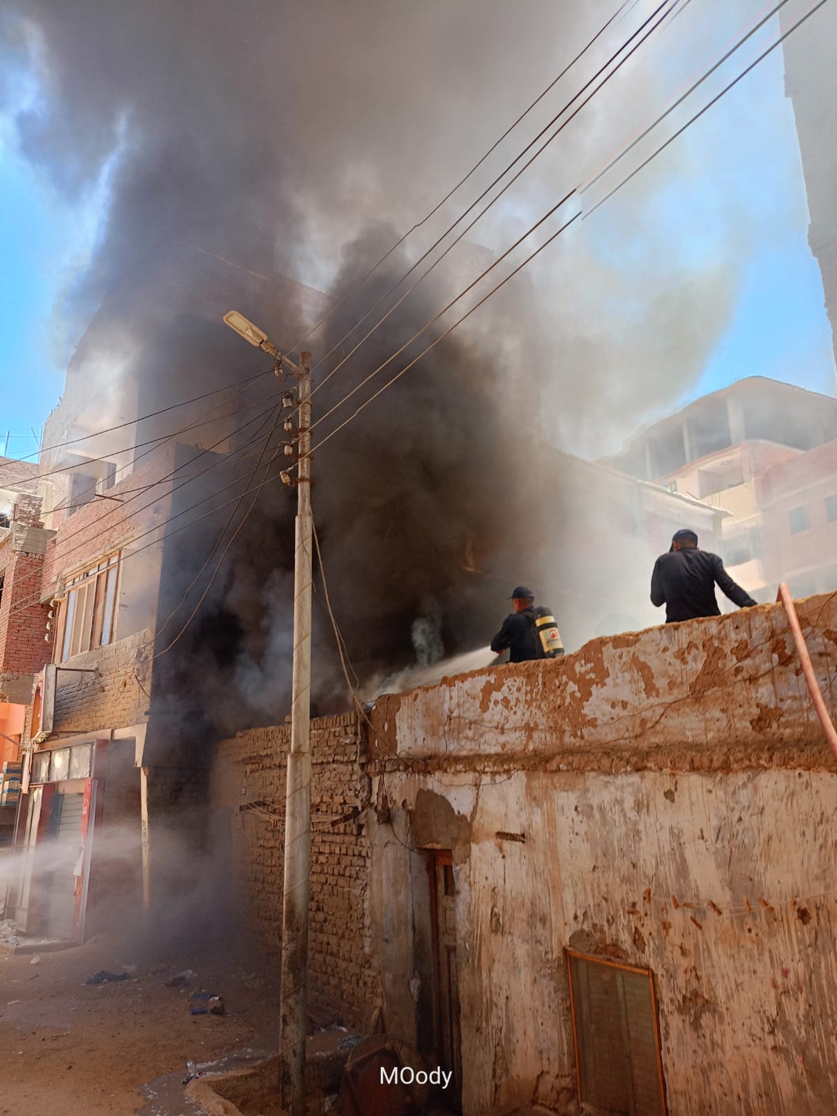 رجال الإطفاء يحاولون اخماد حريق بالوادي الجديد