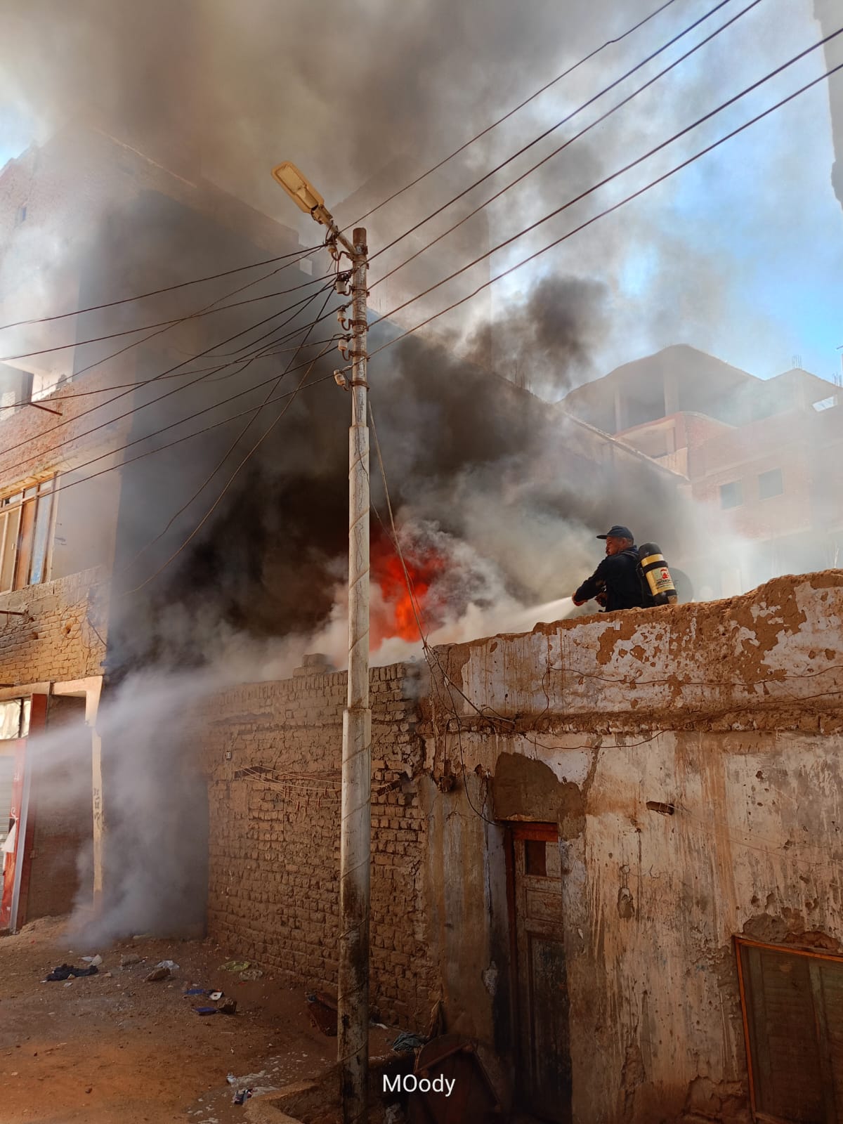 نشوب النيران في منزل بمدينة الخارجة (3)